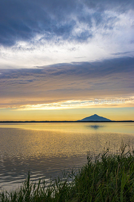 从北海道板沼看到的Sarobetsu平原上的日落和Rishiri Fuji的剪影，北海道，Teshio地区，北海道，Horonobe，北海道